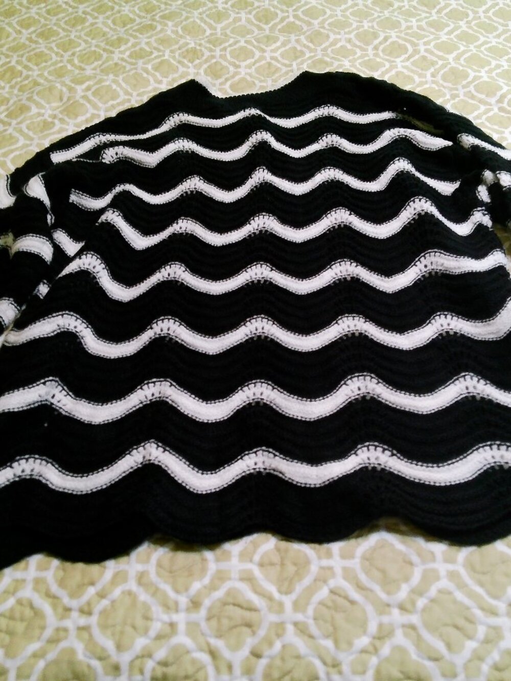 MEROKETTY BLACK AND WHITE SWEATER GOOD CONDITION SIZE XL